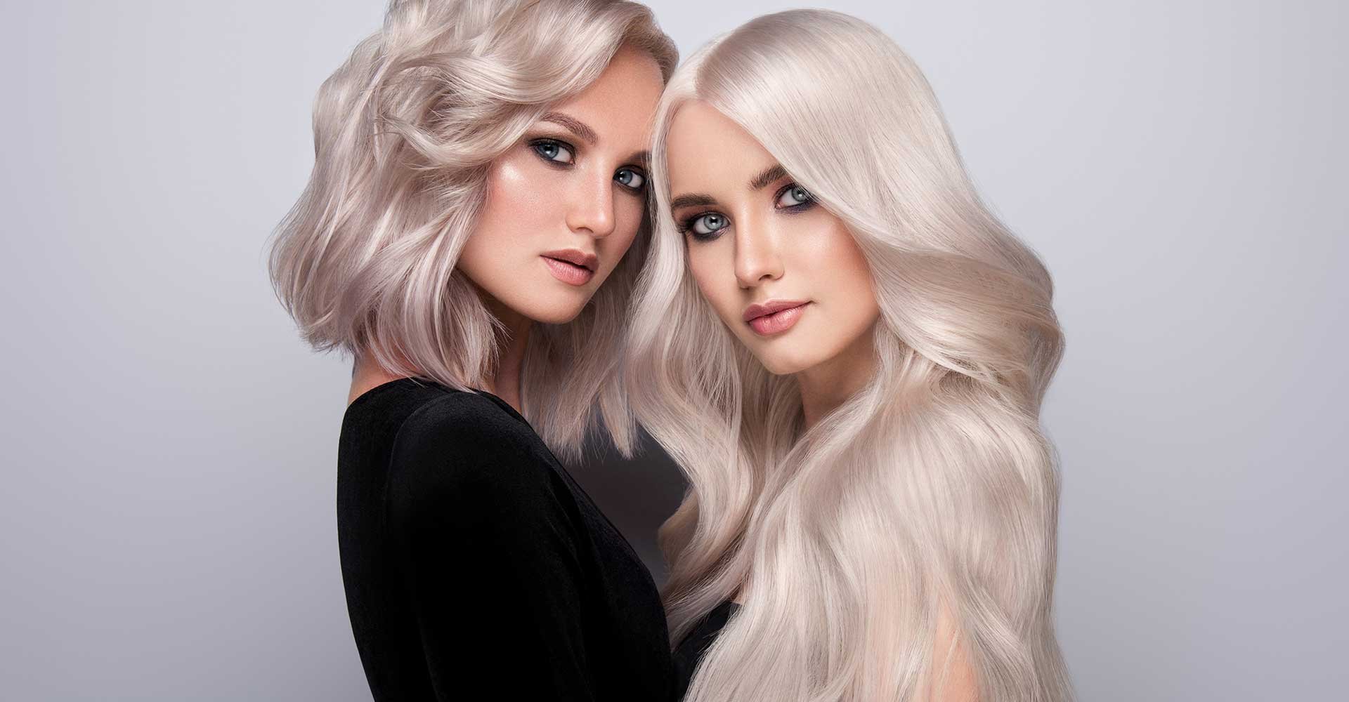 Dupla de modelos com cabelos platinados uma com cabelo mais curto que a outra